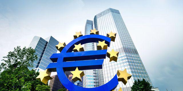 ECB harus mengatasi desakan menangani risiko deflasi yang semakin meningkat